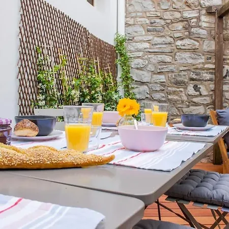 Charming Center-grande 5 Min Walking Apartment